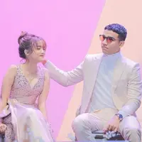 Fuji tampil menawan dengan rose gold dress bersama kakaknya dan ingin membuat keluarganya bangga (Dok.Instagram/@fuji_an/https://www.instagram.com/p/CZHLxEjP6tK/Komarudin)