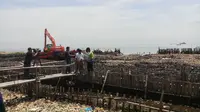 Alat berat membrsihkan sampah di Teluk Jakarta