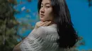 Bahkan ia sangat sering membuat video klip berlatarkan nuansa alam. Ia mengaku selalu kangen dengan liburan di tengah rimbunnya pepohonan. (Liputan6.com/IG/@keisyalevronka).