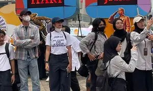 Reza Rahadian dan Eva Celia di lokasi demo 28 Oktober 2026 © x.com/satirnesia