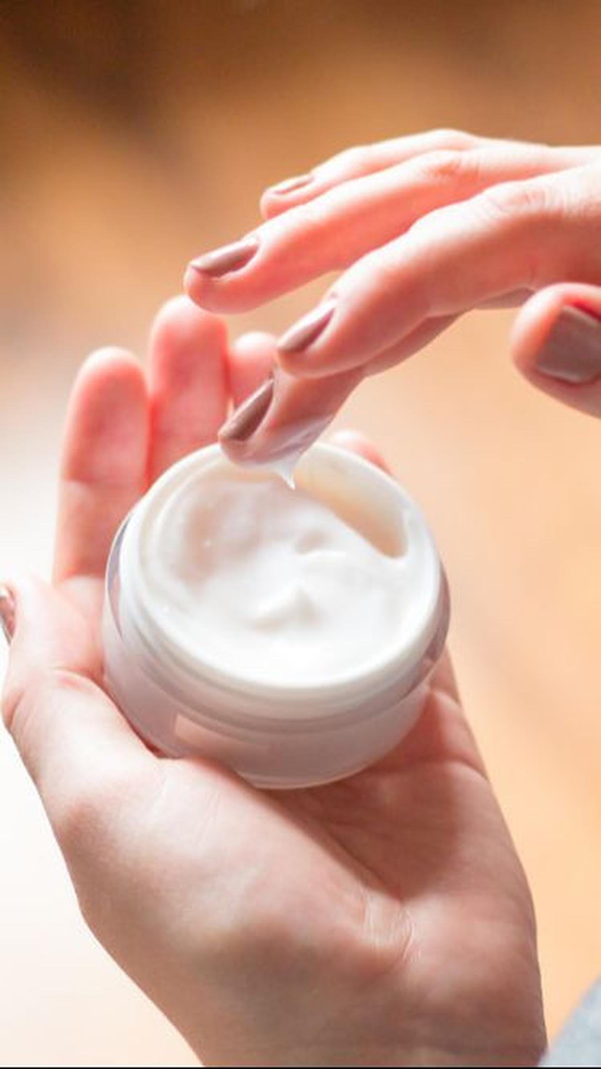 3. Pilih Krim yang Mengandung Peptide untuk Mengurangi Kerutan dan Garis Halus<br>