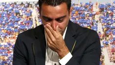 Gelandang Barcelona, Xavi Hernandez menangis saat acara perpisahan dirinya di Auditori 1899 di stadion Nou Camp, Spanyol, (3/6/2015). Xavi akan bermain dengan klub asal Qatari Al-Sadd dengan dua tahun kontrak. (REUTERS/Gustau Nacarino)
