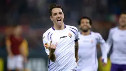 Bek Fiorentina, Gonzalo Rodriguez merayakan selebrasi usai mencetak gol ke gawang AS Roma pada leg kedua 16 besar Liga Europa di Stadio Olimpico, Roma, Italy (19/3/2015). AS Roma Kalah 0-3 atas Fiorentina. ( AFP PHOTO/Fillipo Monteforte)