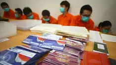 Sejumlah barang bukti diperlihatkan saat pres rilis kejahatan cyber crime di Polsek Metro Penjaringan, Kapuk Muara, Jakarta, Selasa (24/1). (Liputan6.com/ Immanuel Antonius)
