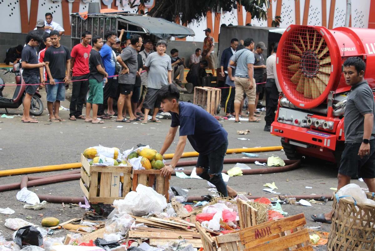 Kebakaran Hanguskan Ratusan Lapak di Pasar Induk Kramat Jati