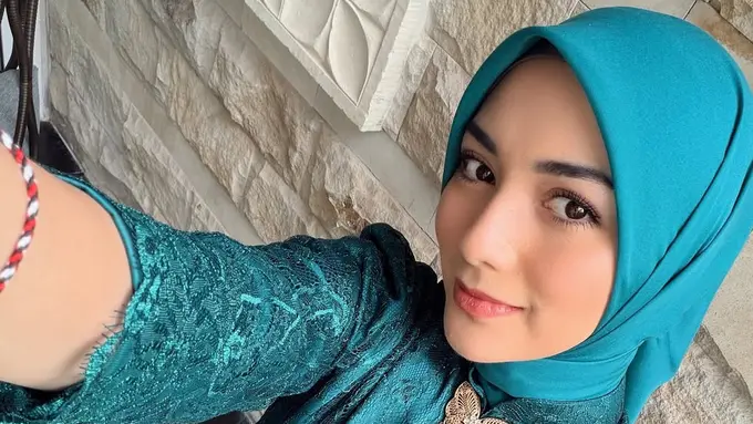 Citra Kirana kenakan kebaya hijau saat kondangan. [@citraciki]