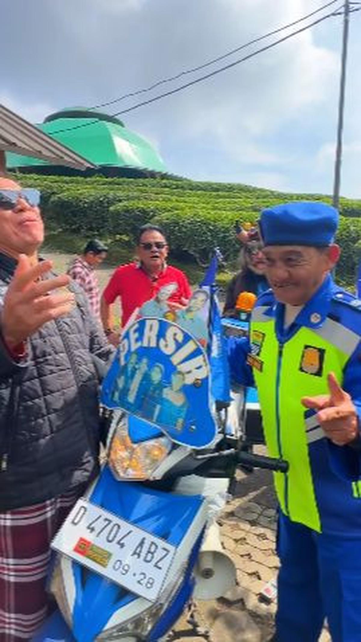 Suasana lantas pecah dengan gelak tawa.