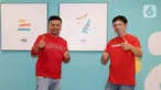 Selebriti dan Travel Content Creator Gading Marten dan Country Marketing Director RedDoorz Indonesia Sandy Maulana acungkan jempol pada peluncuran kampanye #AmannyaPASS sebagai solusi berlibur yang aman dan nyaman di Sans Hotel, Puri Indah, Jakarta, Kamis (3/12/2020). (Liputan6.com/Fery Pradolo)