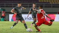 Gelandang asing Persis Solo, Gonzalo Andrada, menjadi salah satu pemain yang berpotensi terdepak dari Laskar Sambernyawa pada bursa transfer paruh musim BRI Liga 1 2024/2025. (Bola.com/Radifa Arsa)