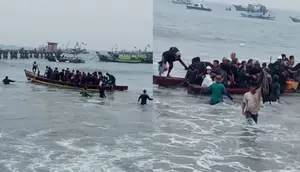 Dramatis, Sampan Bawa Puluhan Penumpang Terbalik Diterjang Ombak Besar