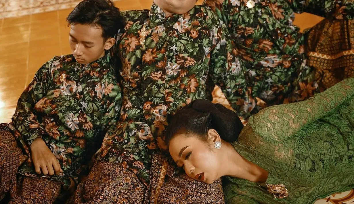Yang paling menarik dari foto keluarga Soimah ini adalah pose-pose yang dilakukan. Netizen banyak memuji kesederhanaan Soimah dan keluarganya ini. [Foto: Instagram/faralljibrill]