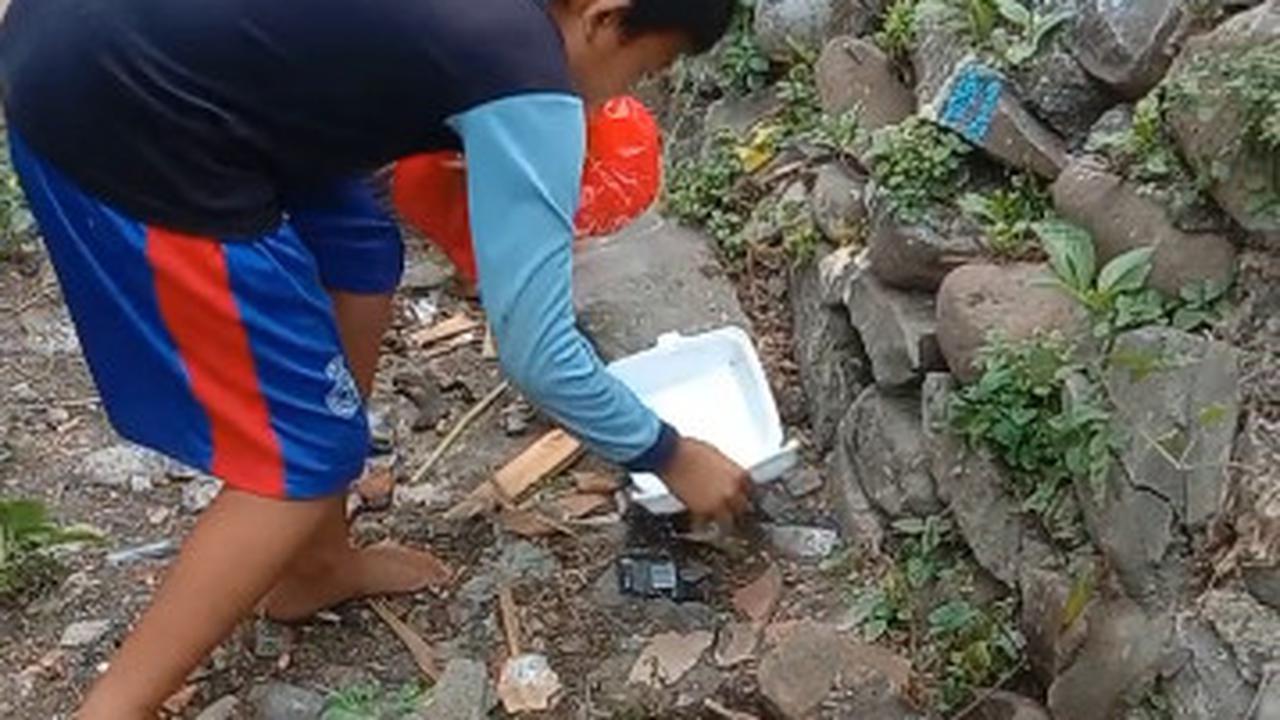 Para Bocah Kompak Bersihkan Selokan di Tepi Jalanan, Aksinya Banjir Pujian