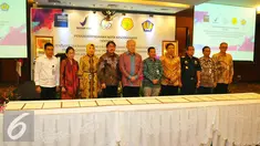 Enggartiasto Lukita berfoto bersama usai penandatangan nota kesepahaman di Jakarta, Selasa (20/12). Sebanyak lima Kementerian/Lembaga bersinergi meningkatkan koordinasi dan efektivitas pengawasan perlindungan terhadap konsumen. (Liputan6.com/Angga Yuniar)