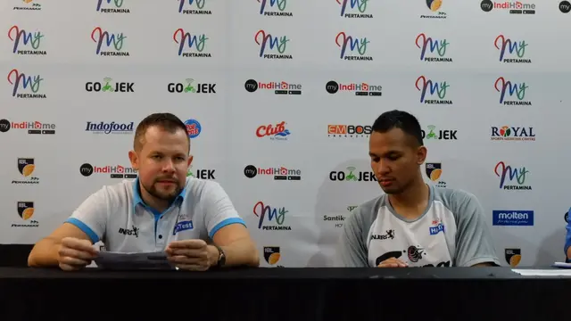 Pelatih Stapac Jakarta, Giedrius Zibenas dan sang pemain, Kaleb Kaleb Ramot Gemilang.