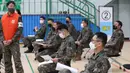 Tentara Korea Selatan menunggu usai menerima dosis pertama vaksin virus corona COVID-19 AstraZeneca di Rumah Sakit Pusat Angkatan Bersenjata, Seongnam, selatan Seoul, Rabu (28/4/2021). Militer Korea Selatan mulai menjalani vaksinasi COVID-19. (Handout/South Korean Defence Ministry/AFP)