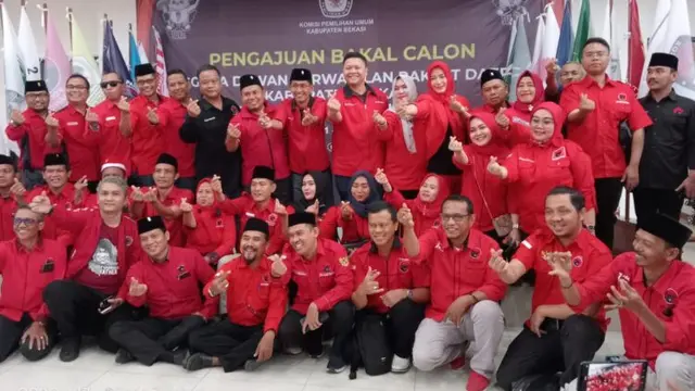 Ribuan Simpatisan dan 55 orang bakal calon anggota legislatif (caleg) PDI Perjuangan (PDIP) Kabupaten Bekasi, Jawa Barat mendatangi Kantor KPUD Kabupaten Bekasi, Kamis Pagi (11/5/2023).