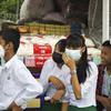 Para pelajar melihat narkotika ilegal yang disita ditampilkan sebelum dimusnahkan di pinggiran Yangon, Myanmar, Minggu (26/6/2022). Pemusnahan narkotika tersebut untuk menandai Hari Internasional Menentang Penyalahgunaan Narkoba dan Perdagangan Gelap. (AP Photo/Thein Zaw)