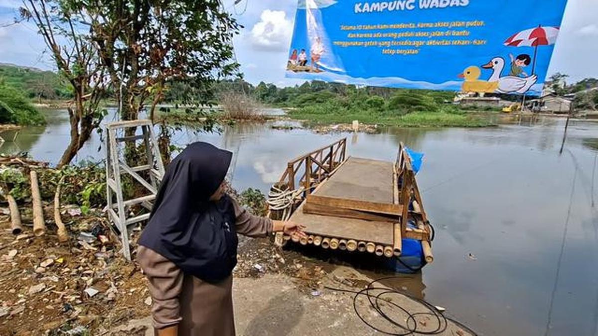 Cerita Warga Depok Bikin Getek untuk Lintasi 'Banjir Abadi' di Jalan Sawangan-Cipayung