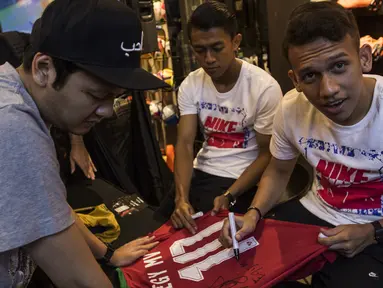 Pesepak bola, Egy Maulana memberi tanda tangan saat peluncuran Nike Born Mercurial 360 di Fisik Football, Jakarta, Rabu (7/3/2018). Nike merilis model terbaru Nike Mercurial Superfly dan Vapor 360. (Bola.com/Vitalis Yogi Trisna)