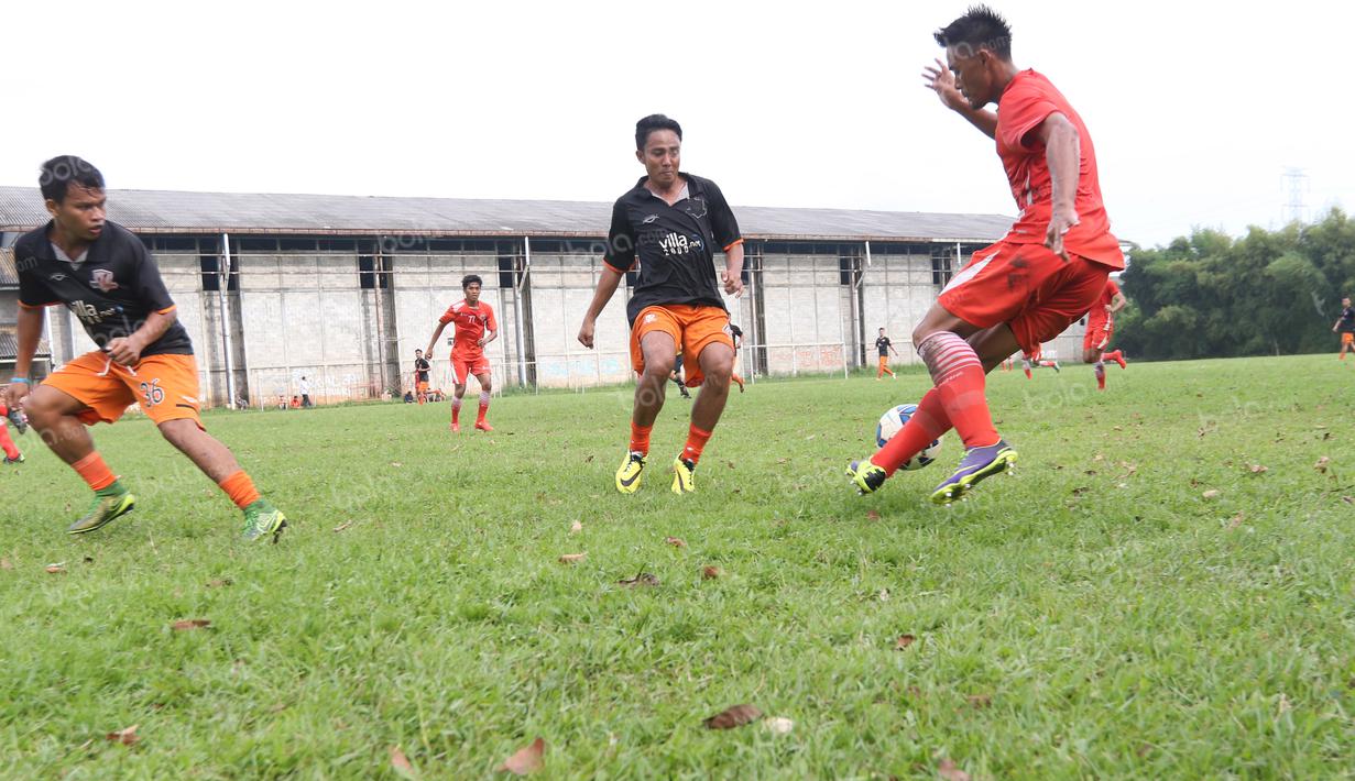 Pemain Persija Jakarta, Maman Abdurahman (kanan), beraksi pada laga uji coba melawan Villa 2000  di Lapangan POR Pelita Jaya, Sawangan, Sabtu (23/4/2016). (Bola.com/Nicklas Hanoatubun)