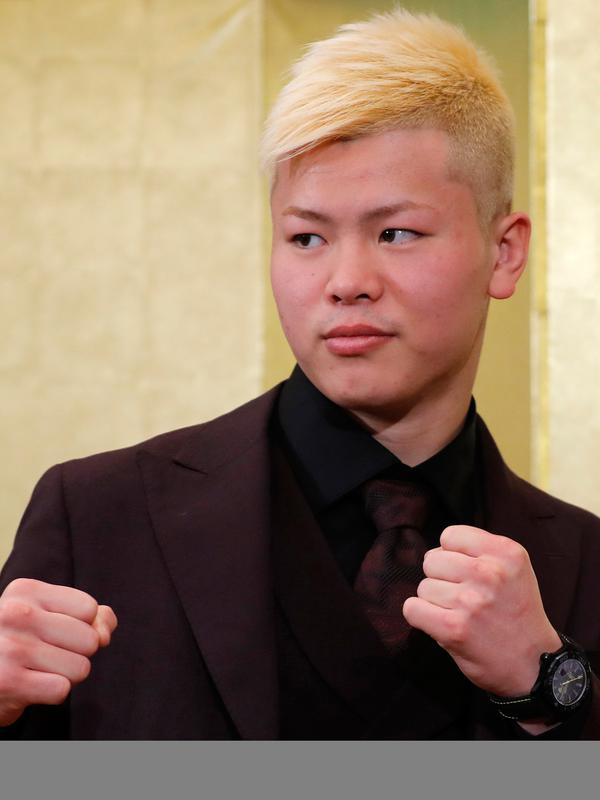 Kickboxer Jepang Tenshin Nasukawa berpose usai konferensi pers di Tokyo (29/12). Nasukawa akan melawan Floyd Mayweather Jr dalam pertandingan eksibisi tiga putaran di Jepang pada Malam Tahun Baru. (AP Photo/Eugene Hoshiko)
