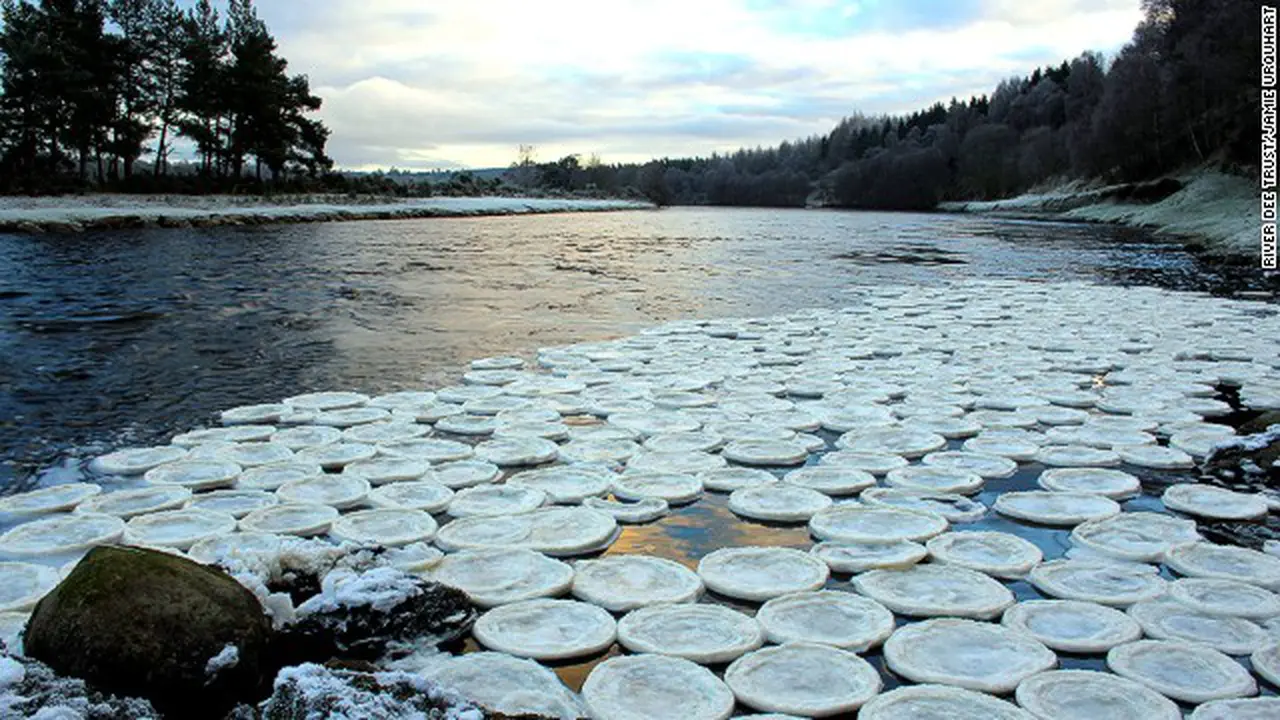 'Pancake es' di sungai Skotlandia