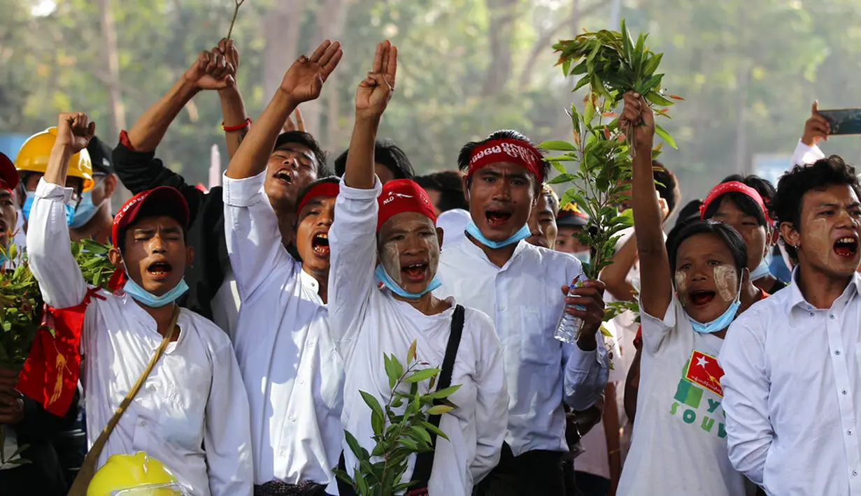 Pengunjuk rasa antikudeta memberikan penghormatan tiga jari di luar Hledan Center, Yangon, Myanmar, Senin (22/2/2021). Pernyataan militer Myanmar terhadap demonstran muncul usai kematian seorang perempuan yang ikut berdemo. (AP Photo)