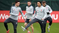 Para pemain Liverpool, Andrew Robertson, Trent Alexander-Arnold dan James Milner saat melakukan latihan jelang laga Liga Champions di Liverpool, Selasa (16/4). Liverpool akan berhadapan dengan FC Porto. (AFP/Paul Ellis)