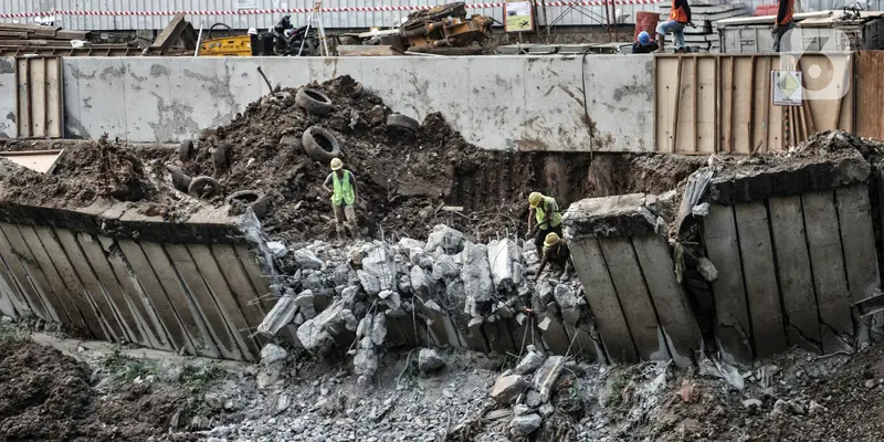 FOTO: Perbaikan Turap Longsor di Kanal Banjir Barat