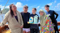 Dalam media sosial Instagramnya, aktris yang menjadi seorang dokter praktisi ini menyebut bahwa Banda Naira menjadi tempat yang diimpikannya untuk merayakan ulang tahun. Dalam merayakan ulang tahunnya, ia bisa menikmati sambil berburu hiu dan lumba-lumba.
 (Liputan6.com/IG/@prillylatuconsina96)