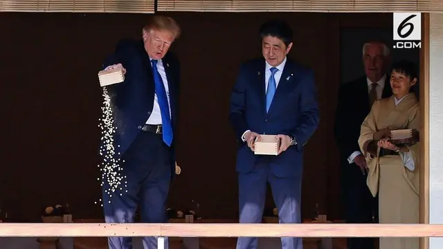 Dalam kunjungannya ke Jepang, Donald Trump kembali dihujat warganet. Kali ini karena aksinya memberi makan Ikan Koi bersama PM Shinzo Abe.