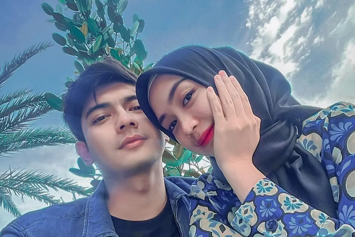 Ria Ricis tepis isu miring rumah tangganya dengan mengunggah foto bareng Teuku Ryan
