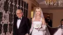 Di hari bahagia itu, Nicola Peltz tampil cantik dan elegan mengenakan gaun pengantin klasik berwarna putih dari Valentino Haute Couture Wedding Dress. Ini potretnya sambil menggandeng tangan sang ayah, Nelson Peltz. (Instagram/britishvogue).