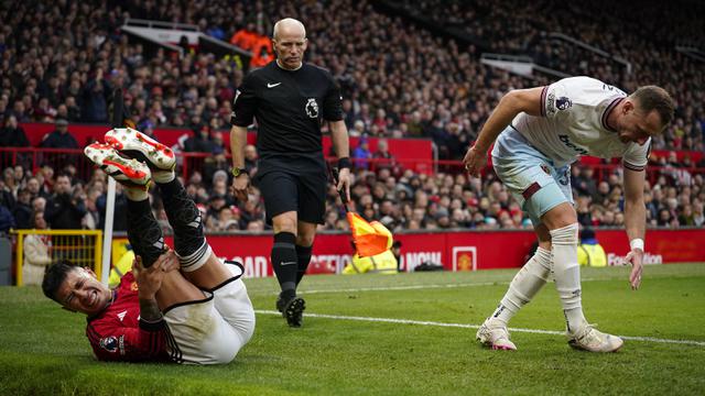 Foto: Berakhir Absen 8 Pekan Akibat Cedera, Begini Momen Kesakitan Lisandro Martinez saat Laga MU Vs West Ham di Liga Inggris