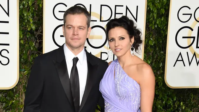 Meski Hollywood Foreign Press Association memberi penghormatan kepada Matt Damon di acara Golden Globe Awards 2016 untuk karyanya di film ‘The Martian’, namun tiga putrinya di rumah lebih tertarik kepada sang istri, Luciana Barroso. (AFP/Bintang.com)