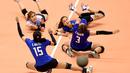 Para pevoli Thailand terlihat berebut bola saat melawan Korea Selatan pada babak final kualifikasi Voli putri untuk Olimpiade Rio de Janeiro 2016 di Tokyo, (21/5/2016). (AFP/Toru Yamanaka)