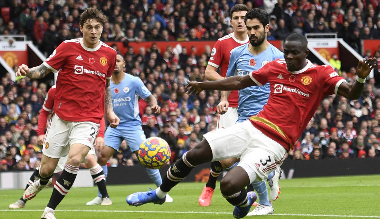 Eric Bailly. Bek tengah berusia 29 tahun yang memasuki musim ke-6 bersama Manchester United ini baru 4 kali dimainkan di Liga Inggris musim ini. Keinginannya hirah ke AC Milan ditentang manajemen akibat Setan Merah tengah mengalami krisis bek akibat cedera dan badai COVID-19. (AFP/Oli Scarff)