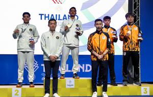 Tunggal putra Indonesia Alwi Farhan saat penyerahan medali emas  cabang bulu tangkis nomor perorangan SEA Games 2025 di Thamasat Rangsit Gymnasium 4, Thailand, Minggu (14/12). (foto: PBSI)