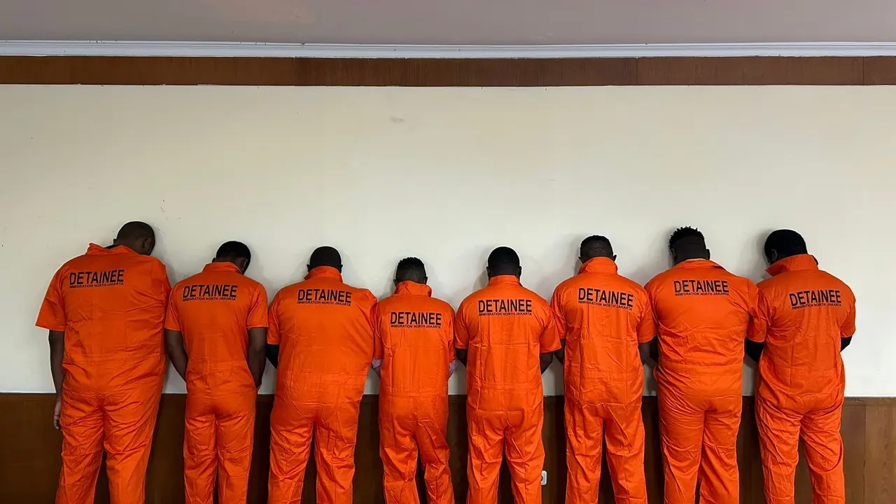 Kantor Imigrasi Kelas I TPI Jakarta Utara mengamankan 8 WNA yang diduga Overstay dari 2 lokasi apartemen berbeda di Wilayah Jakarta Utara.