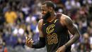 Pebasket Cleveland Cavaliers, LeBron James, saat pertandingan melawan Phoenix Suns pada laga NBA di Talking Stick Resort Arena, Rabu (14/3/2018). Cleveland Cavaliers menang 129-107 atas Phoenix Suns. (AP/Rick Scuteri)