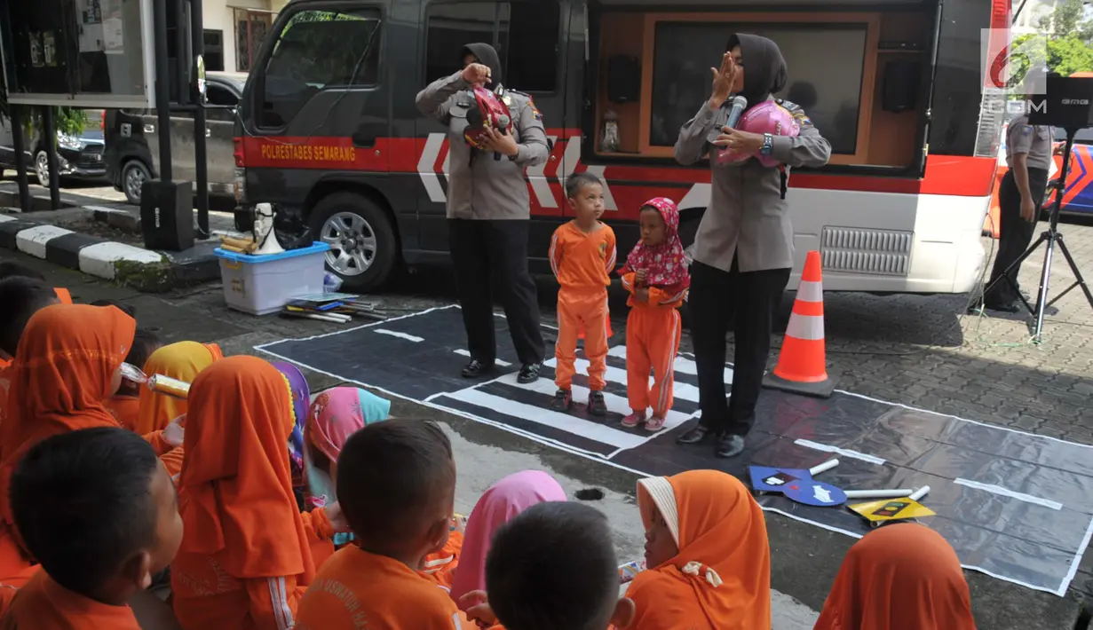 Polisi wanita (polwan) mengajarkan tertib lalu-lintas kepada anak-anak TK ABA Uswatun Hasanah Tembalang saat kunjungan ke Polrestabes Semarang, Selasa (9/4). Acara ini wujud nyata kepedulian Polri kepada masyarakat khususnya anak-anak. (Liputan6.com/Gholib)