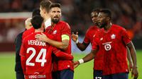 Pemain Lille, Olivier Giroud (tengah) dan Calvin Verdonk (kiri), merayakan kemenangan timnya usai laga Liga Europa antara Lille dan Brann di Stadion Pierre Mauroy, Prancis utara, Kamis, 25 September 2025. (AP Photo/Jean-Francois Badias)&nbsp;&nbsp;&nbsp;