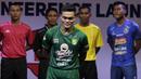 Pemain Persebaya Surabaya, Rachmat Irianto berpose saat Peluncuran Shopee Liga 1 di SCTV Tower, Jakarta, Senin (13/5). Sebanyak 18 klub akan bertanding pada Liga 1 mulai tanggal 15 Mei. (Bola.com/Vitalis Yogi Trisna)