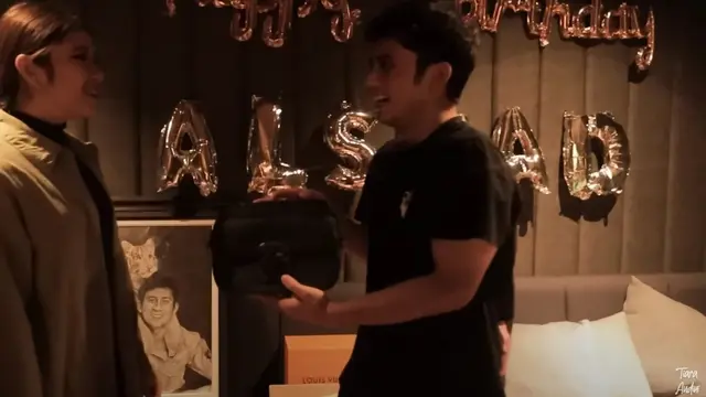 Tiara Andini saat memberikan kado ulang tahun ke-27 Alshad Ahmad. (YouTube Tiara Andini)