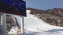 Para pemain ski menuruni lereng di resor ski Masik Pass di Korea Utara (28/1). Resor ski ini dibangun pada tahun 2013 atas perintah pemimpin Korea Utara Kim Jong Un. (AP Photo / Eric Talmadge)