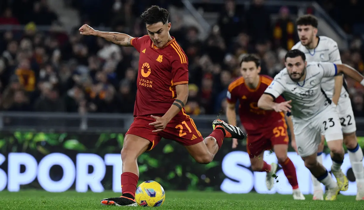 AS Roma berhasil menyamakan kedudukan di menit ke-39 melalui sepakan penalti Paulo Dybala. (Filippo MONTEFORTE / AFP)