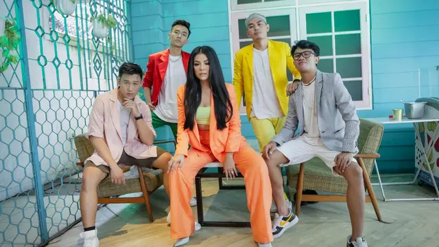 Vebrie Verona saat pembuatan video klip 'Ga Mau, Ga Suka Gelay'.