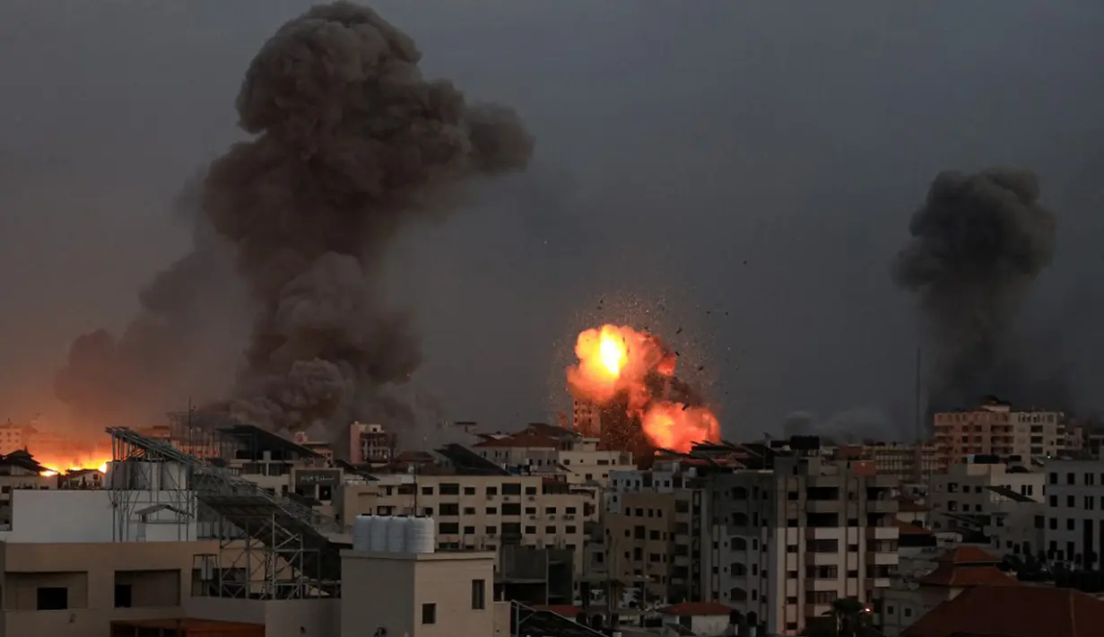 Sedangkan dari pihak Israel, otoritas setempat mengungkap jumlah korban jiwa sebanyak 900 orang. Sebanyak 260 di antaranya tewas saat Hamas menyerang festival musik. (Mahmud HAMS/AFP)