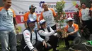 Menaker Hanif Dhakiri (tengah depan) bersama Serikat Pekerja BUMN melakukan penanaman 1.000 pohon di Stasiun Senen, Jakarta, Jumat (1/5). Kegiatan tersebut dalam rangka peringatan hari buruh (May Day) yang jatuh hari ini. (Liputan6.com/Herman Zakharia)