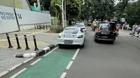 Mobil mewah parkir sembarangan (Twitter/adriansyahyasin)